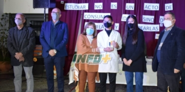 Cantero entregó en Monje celulares a alumnos de escuelas rurales de la región