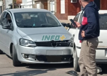Fuerte impacto entre dos autos en una esquina de Totoras