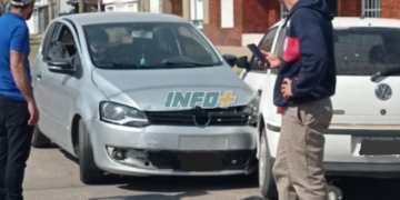 Fuerte impacto entre dos autos en una esquina de Totoras