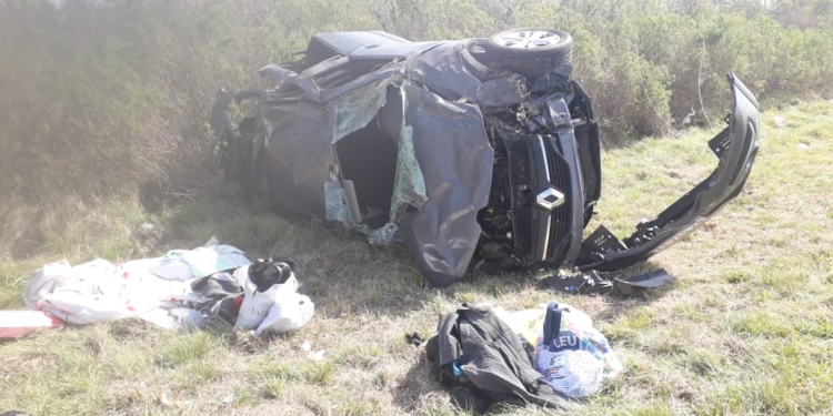 Una mujer y sus padres resultaron heridos tras un impactante vuelco en autopista