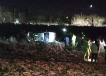 Perdió el control de su auto y volcó a la vera de la autopista