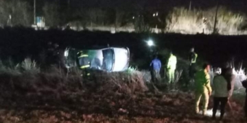 Perdió el control de su auto y volcó a la vera de la autopista
