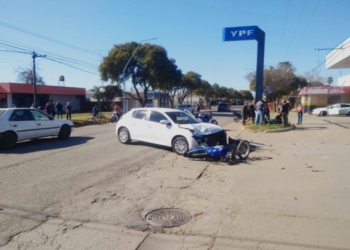 Un joven motociclista herido tras chocar contra un auto en San Genaro
