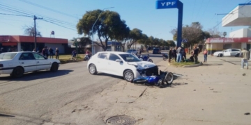 Un joven motociclista herido tras chocar contra un auto en San Genaro
