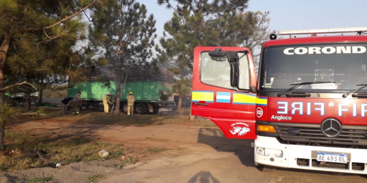 Un acoplado cargado con carbón se prendió fuego en una estación de servicio