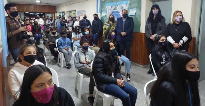 El gobierno entregó celulares a alumnos rurales de Andino, Clarke, Salto Grande y La Ribera