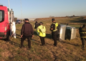 Un utilitario volcó en autopista y debieron rescatar a su conductora