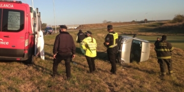 Un utilitario volcó en autopista y debieron rescatar a su conductora