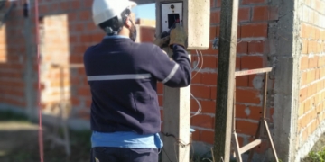 La mitad de los vecinos de un barrio residencial están enganchados de la luz