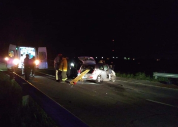 Dos autos chocaron en autopista y bomberos rescataron a personas atrapadas