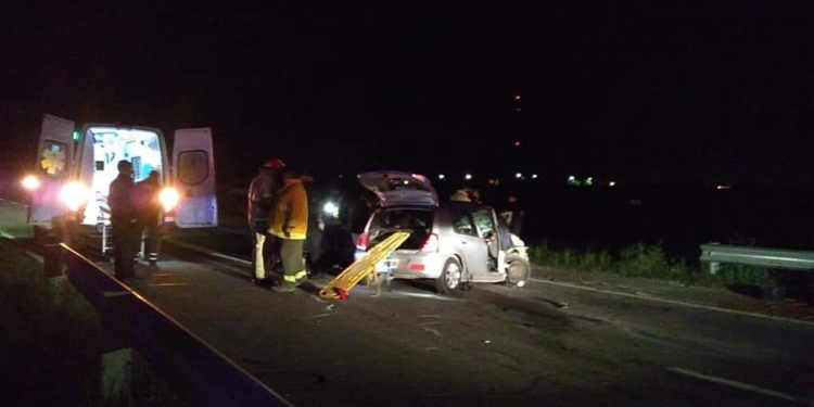 Dos autos chocaron en autopista y bomberos rescataron a personas atrapadas