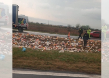 Un camión volcó su carga de latas de cerveza y cortó la autopista