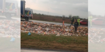 Un camión volcó su carga de latas de cerveza y cortó la autopista