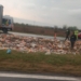 Un camión volcó su carga de latas de cerveza y cortó la autopista