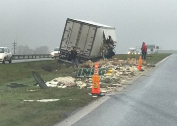 Dos camiones chocaron fuertemente en autopista de madrugada