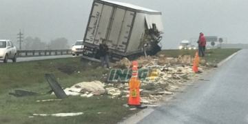 Dos camiones chocaron fuertemente en autopista de madrugada