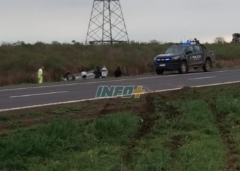 Otro vuelco en autopista: un auto cruzó de carril y tumbó a la altura de Oliveros