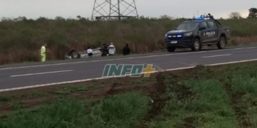 Otro vuelco en autopista: un auto cruzó de carril y tumbó a la altura de Oliveros