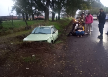 Un conductor de Timbúes terminó en la cuneta con su auto: dos heridos