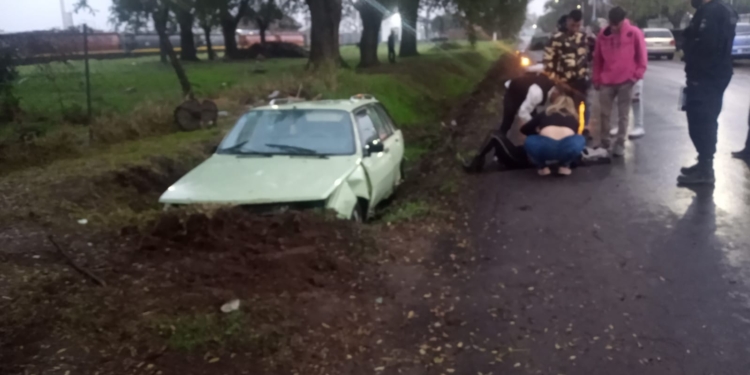 Un conductor de Timbúes terminó en la cuneta con su auto: dos heridos
