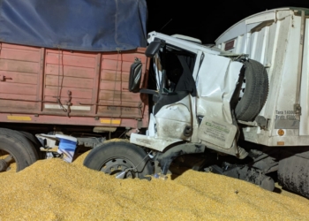 Pudo ser tragedia: impactante choque de camiones con un chofer atrapado