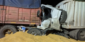 Pudo ser tragedia: impactante choque de camiones con un chofer atrapado