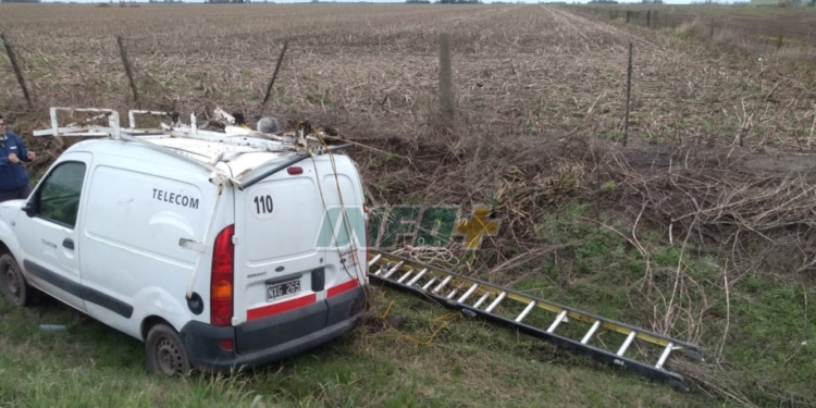 Una camioneta de Telecom despistó en Ruta 91 y terminó en la banquina