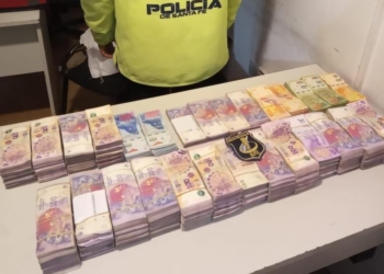 Viajaban con más de 1 millón de pesos en autopista y fueron aprehendidos por encubrimiento