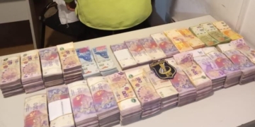 Viajaban con más de 1 millón de pesos en autopista y fueron aprehendidos por encubrimiento