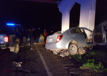 Un policía de 35 años murió tras chocar contra una columna de un puente en autopista