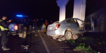 Un policía de 35 años murió tras chocar contra una columna de un puente en autopista