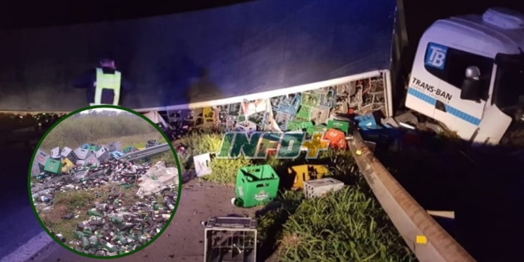 Un camión cargado con cajones de cervezas cruzó de carril y volcó en autopista