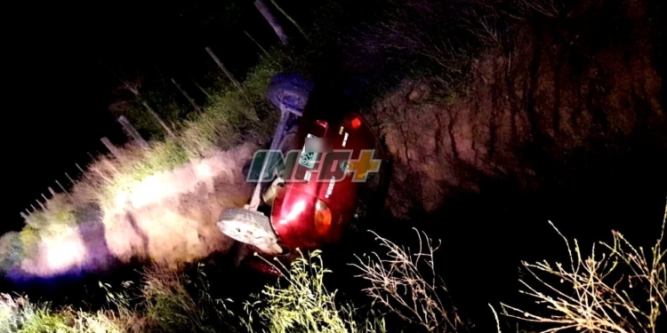 Dos accidentes en Totoras: un joven volcó con su auto y una mujer cayó de su moto