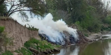 Oliveros bajo humo por la quema de basura a la vera del río