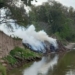 Oliveros bajo humo por la quema de basura a la vera del río