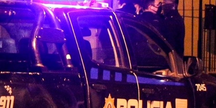 Mataron a un joven de múltiples disparos e hirieron a su pareja en un auto