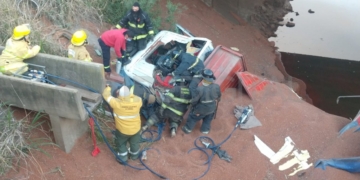 Autopista: un camionero despistó y terminó dentro de un arroyo