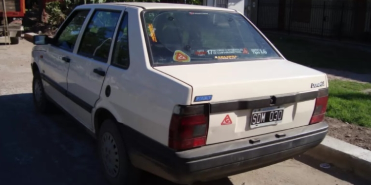 Fue a dejar un curriculum y le robaron el auto frente al Hospital de San Lorenzo: «Estamos sin trabajo»