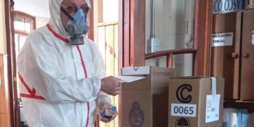 Un vecino fue a votar con un traje anti Covid: «Me cuido, te cuido»