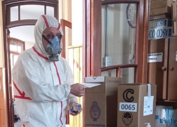 Un vecino fue a votar con un traje anti Covid: «Me cuido, te cuido»