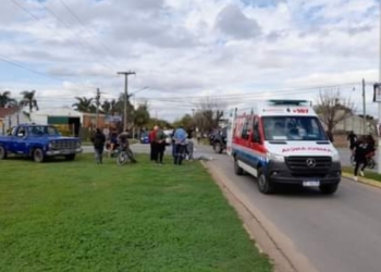 Un jubilado de 86 años chocó contra una moto en Ruta 11: una joven herida