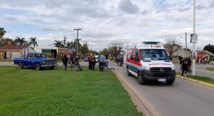 Un jubilado de 86 años chocó contra una moto en Ruta 11: una joven herida