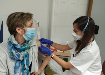 Aplicarán una tercera dosis contra el Covid a mayores de 50 años vacunados con Sinopharm