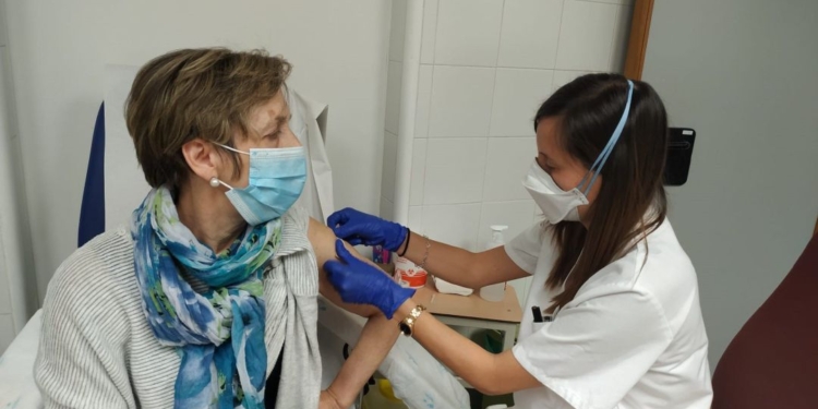 Aplicarán una tercera dosis contra el Covid a mayores de 50 años vacunados con Sinopharm