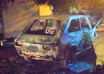 Una mujer rescató a su hijo de un auto en llamas y buscan a su pareja, quien provocó el incendio