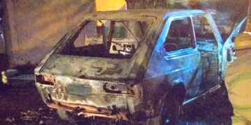 Una mujer rescató a su hijo de un auto en llamas y buscan a su pareja, quien provocó el incendio