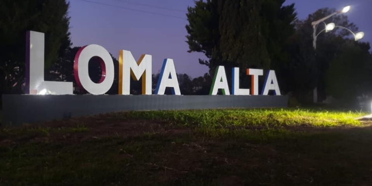 Loma Alta luce su nuevo cartel de ingreso colorido e iluminado
