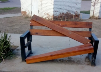 Vandalismo: destrozaron un banco en una plazoleta de Maciel