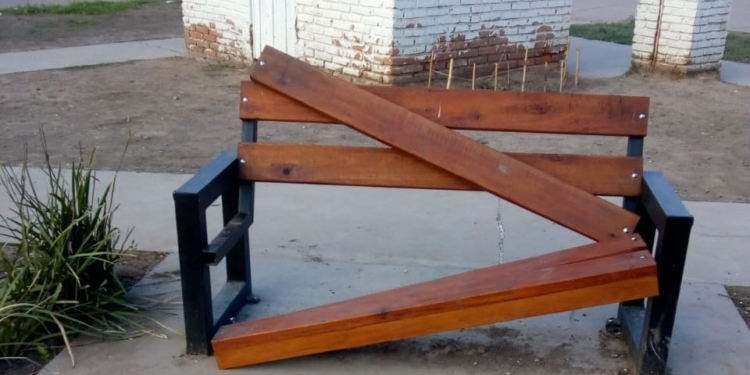 Vandalismo: destrozaron un banco en una plazoleta de Maciel