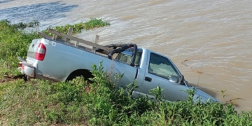 Una camioneta terminó en el Río Coronda: su conductor herido